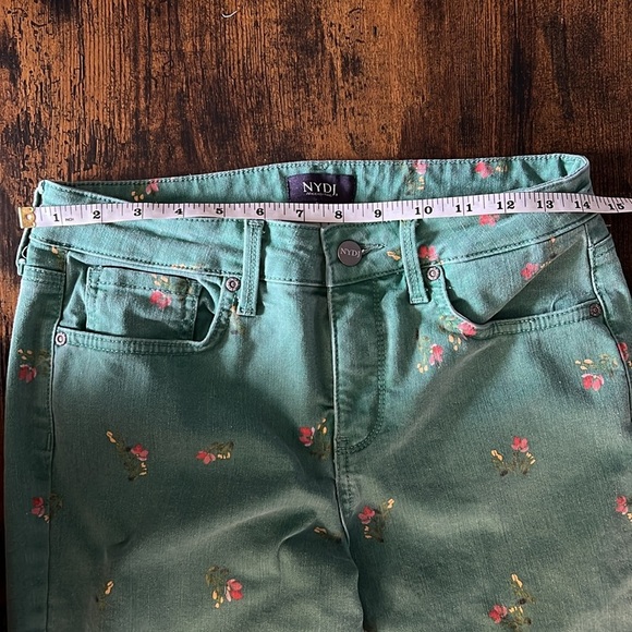 NYDJ Capri Jeans Natflordes Green Floral Size 4 - Picture 4 of 8